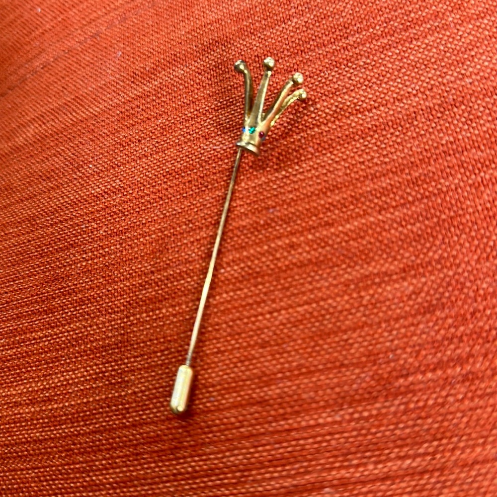 Crown pin with 4 different colored stones